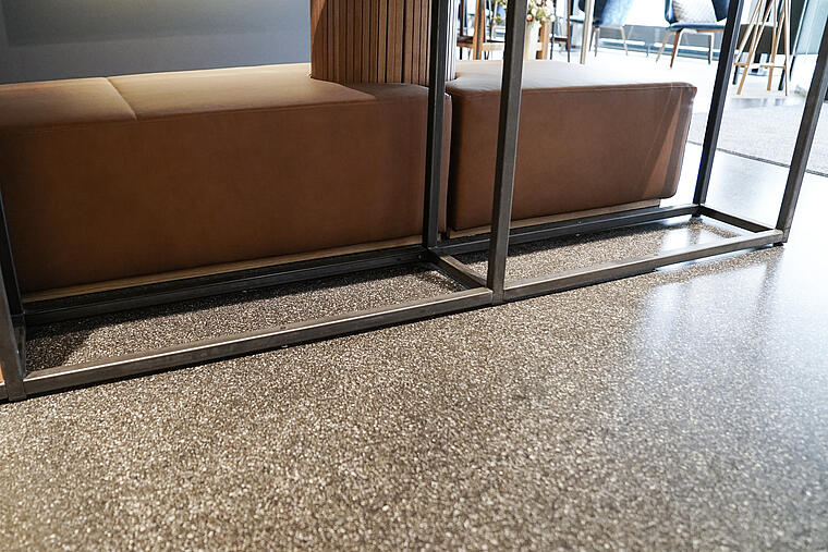 Woraus besteht Terrazzo? Eine Einführung in die Welt dieses zeitlosen Bodenbelags