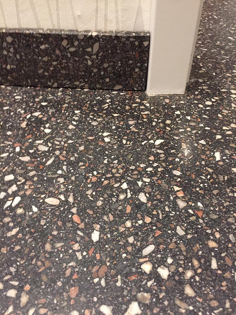 BituTerrazzo® der edle Diamant-geschliffene Gussasphaltestrich realisiert im privaten Wohngebäude BituTerrazzo® der edle Diamant-geschliffene Gussasphaltestrich realisiert im privaten Wohngebäude