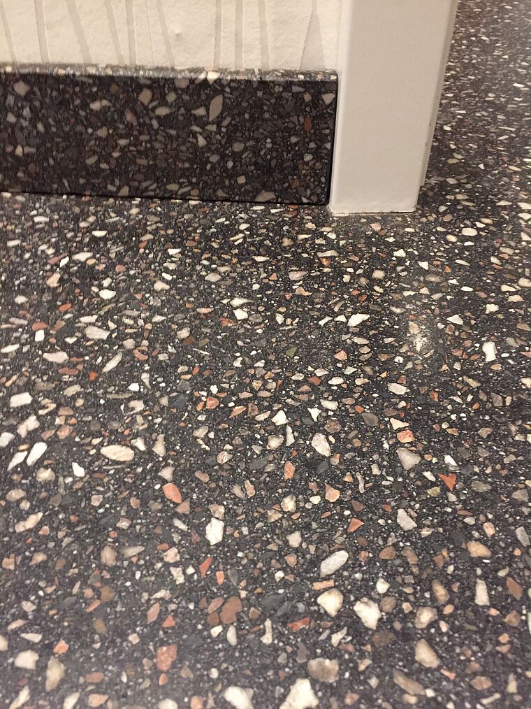 BituTerrazzo® der edle Diamant-geschliffene Gussasphaltestrich realisiert im privaten Wohngebäude
