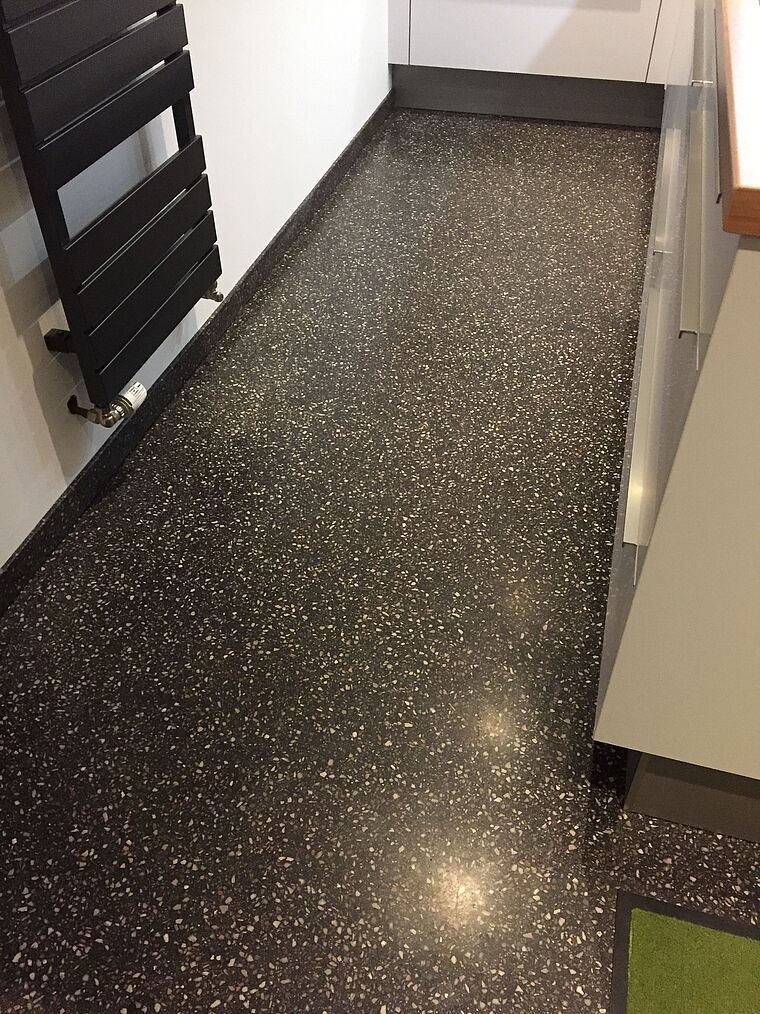 BituTerrazzo® der edle Diamant-geschliffene Gussasphaltestrich realisiert im privaten Wohngebäude
