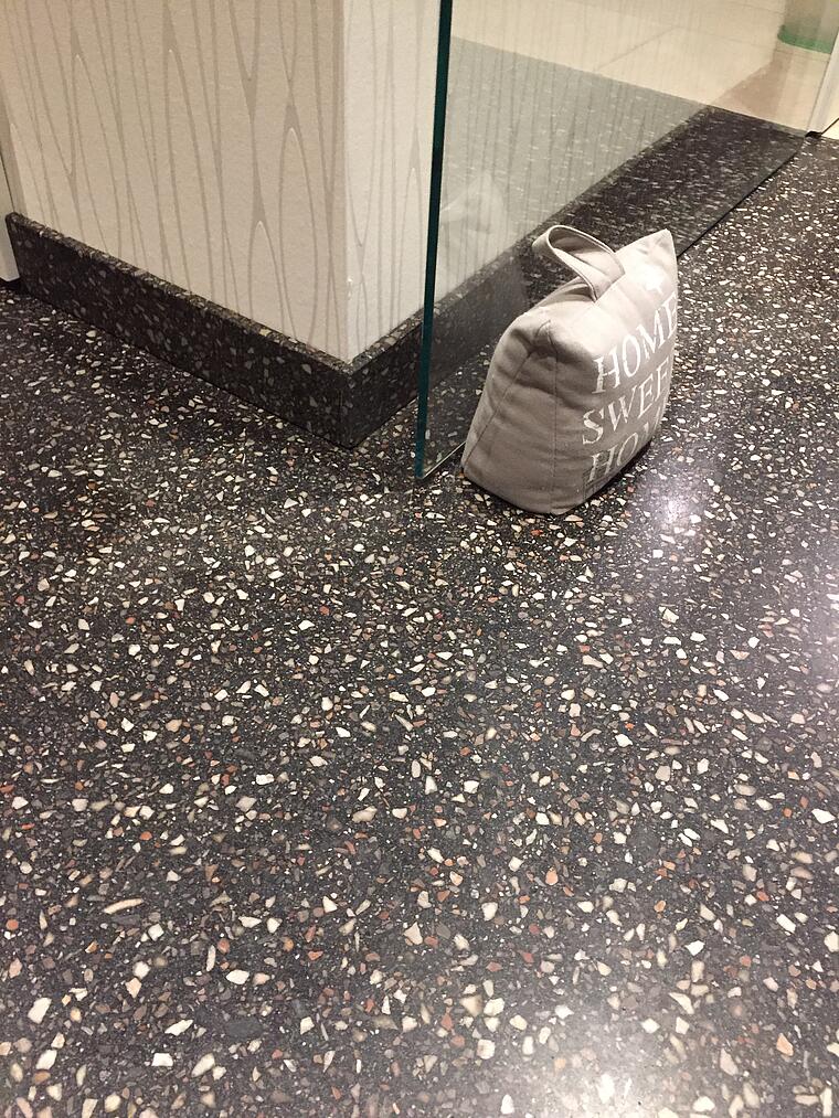 BituTerrazzo® der edle Diamant-geschliffene Gussasphaltestrich realisiert im privaten Wohngebäude BituTerrazzo® der edle Diamant-geschliffene Gussasphaltestrich realisiert im privaten Wohngebäude