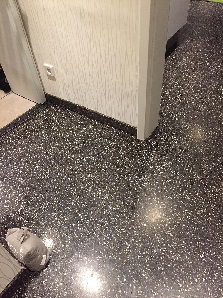 BituTerrazzo® der edle Diamant-geschliffene Gussasphaltestrich realisiert im privaten Wohngebäude BituTerrazzo® der edle Diamant-geschliffene Gussasphaltestrich realisiert im privaten Wohngebäude